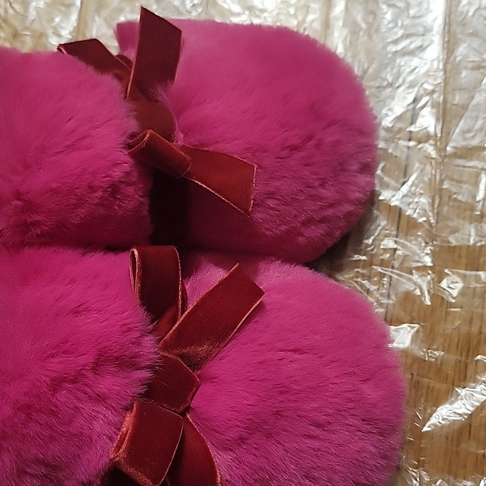 Cat & Jack Fuzzy Pink Slippers with Red Bow Size L (4/5) - Picture 5 of 9